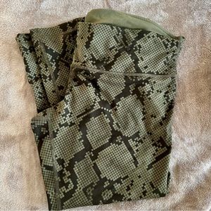 Lululemon Wunder Under Crop size 10
Ziggy Snake Fatigue Green Gator Green
